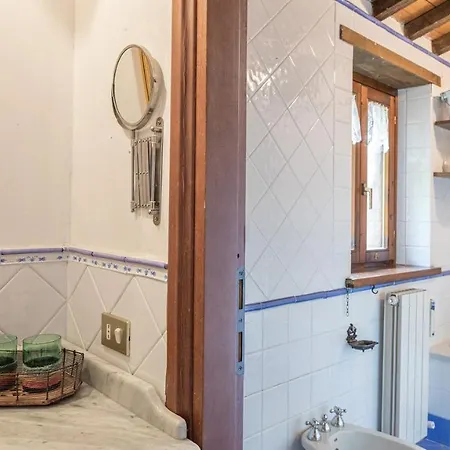 Villa Paola 6, Emma